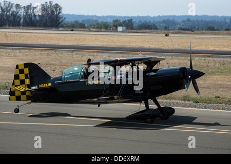 Pilot Jon Melby in seiner Pitts S-1-11 b Muskel Doppeldecker "Flügel über Wine Country" Airshow, 18. August 2013, Santa Rosa, ca. Stockfoto