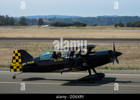 Pilot Jon Melby in seiner Pitts S-1-11 b Muskel Doppeldecker "Flügel über Wine Country" Airshow, 18. August 2013, Santa Rosa, ca. Stockfoto