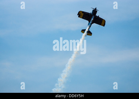 Pilot Jon Melby in seiner Pitts S-1-11 b Muskel Doppeldecker "Flügel über Wine Country" Airshow, 18. August 2013, Santa Rosa, ca. Stockfoto