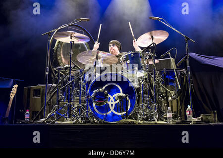 San Diego, Kalifornien, USA. 26. August 2013. JASON BONHAM, Sohn des legendären Led Zeppelin Schlagzeuger JOHN BONHAM spielte mit seiner Tribute-Band Jason Bonhams Led Zeppelin Erfahrung an der San Diego State University am 26. August 2013. Bildnachweis: Daniel Knighton/ZUMAPRESS.com/Alamy Live-Nachrichten Stockfoto