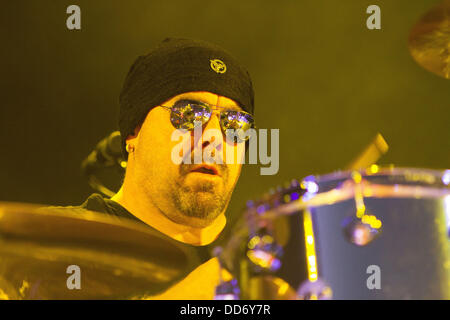 San Diego, Kalifornien, USA. 26. August 2013. JASON BONHAM, Sohn des legendären Led Zeppelin Schlagzeuger JOHN BONHAM spielte mit seiner Tribute-Band Jason Bonhams Led Zeppelin Erfahrung an der San Diego State University am 26. August 2013. Bildnachweis: Daniel Knighton/ZUMAPRESS.com/Alamy Live-Nachrichten Stockfoto