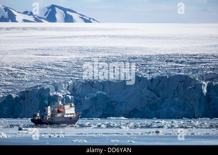 Expeditionsschiff Polar Pioneer Befor Samarinbreen Stockfoto