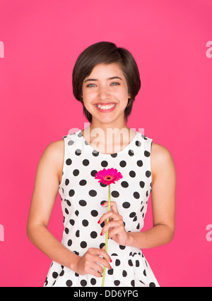 Romantische Porträt des jungen multirassische Frau hält eine Gerbera daisy Stockfoto