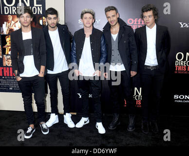 Louis Tomlinson, Zayn Malik, Niall Horan, Liam Payne und Harry Styles besuchen die New Yorker Premiere von "One Direction: This Is Us im Ziegfeld Theater am 26. August 2013 in New York City Stockfoto