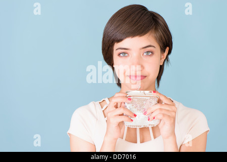 Porträt ernst und enttäuscht jungen multirassische Frau hält einen silbernen wallet Stockfoto