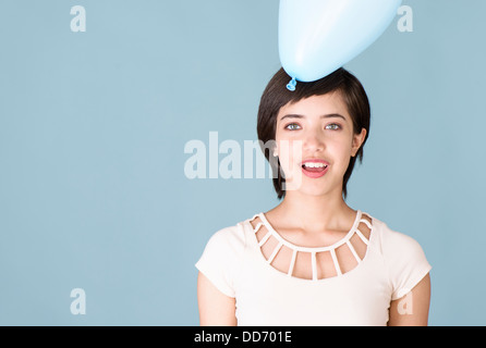 Schöne junge multirassische Frau suchen überrascht, Feier Stockfoto