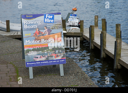 Anmeldung über Boote zu mieten, Bowness Bay Lake District National Park, Cumbria, England UK Stockfoto