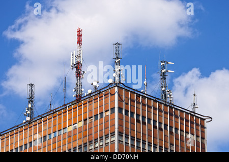 Eine Antenne für die Breitbandkommunikation. Stockfoto