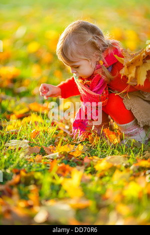 Kleines Mädchen im park Stockfoto