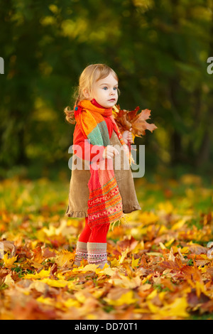 Kleines Mädchen im park Stockfoto