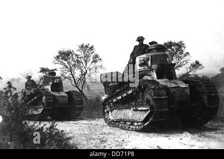 Amerikanische Truppen fahren am ersten Weltkrieg Panzer vorwärts, die Kampflinie im Wald von Argonne, Frankreich. 26. September 1918. Stockfoto