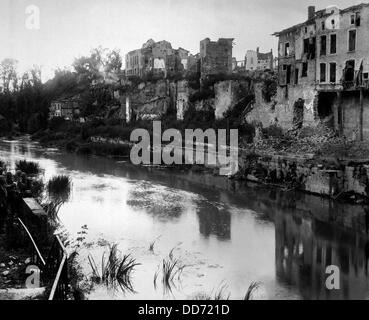 Ruinen der Stadt Varennes, Frankreich, zerstört während der Meuse-Argonne Offensive des ersten Weltkrieges im September 1918. Über Stockfoto