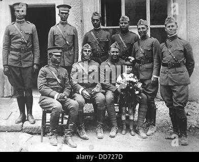 Afrikanische amerikanische Offiziere der "Büffel", 367th Infanterie, 77. Division in Frankreich während Erster Weltkrieg I. Ca. 1918. Stockfoto