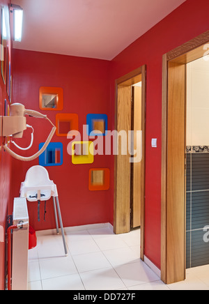 Innenraum von einem Kindergarten Toiletten, Zugänge zu den männlichen und weiblichen Toiletten. Stockfoto