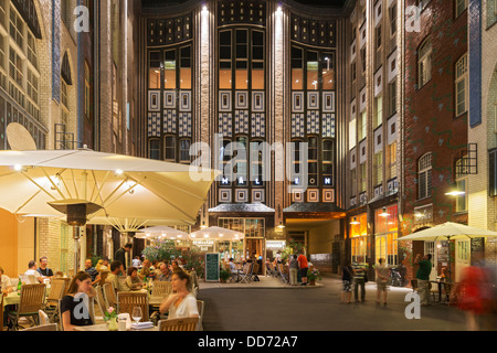 Belebten Restaurants am Abend in eine Hackeschen Hof oder einen Hof am Hackescher Markt in Mitte Berlin Deutschland Stockfoto