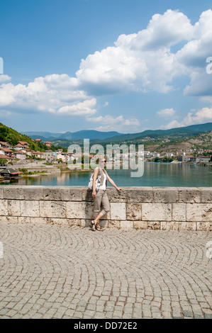 schöne Frau auf der Brücke über den Fluss Drina Stockfoto