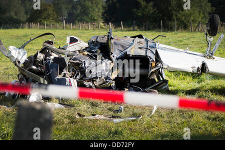 Blick auf das Wrack eines kleinen Flugzeuges auf einem Feld in Wickede, Deutschland, 28. August 2013. Der Piper-Flugzeug stürzte am 27. August und fünf Menschen getötet. Foto: MARCUS SIMAITIS Stockfoto