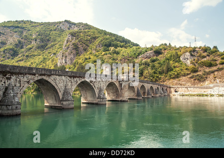 alte Brücke in Visegrad am Fluss Drina Stockfoto