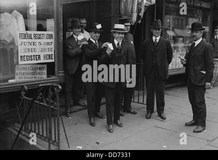 1. Weltkrieg. Amerikanische Männer zeigen Sie ihren Entwurf Karten nach der Registrierung für Wehrpflicht in New York City. Juni 1917. Stockfoto