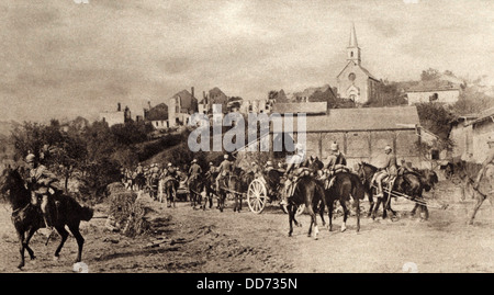 1. Weltkrieg. Eine geschlagene Stadt in der Region von den Argonnen, die die Verwüstungen durch Feuer Schale zeigt. Deutsche Artillerie ist Stockfoto