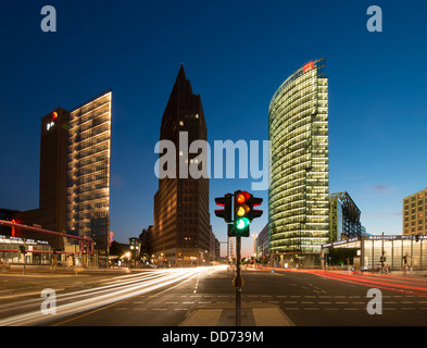 Nachtansicht des Skyline der Hochhäuser am Potsdamer Platz in Mitte Berlin Deutschland Stockfoto