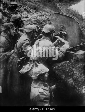 Deutsch WW1 Maschinengewehr Besatzung feuern aus einem Graben an der Ostfront. 1914 / 15. (BSLOC 2012 4 127) Stockfoto