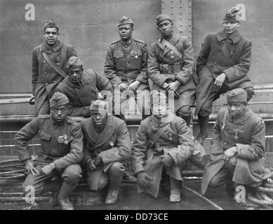 African American WW1 Helden mit französischen Medaillen, Croix de Guerre ausgezeichnet. 1919 für Tapferkeit in Aktion wurden sie ausgezeichnet. L-R, vorne Stockfoto