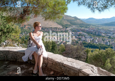 Frau blickte auf die Stadt Trebinje, Bosnien und Herzegovina Stockfoto