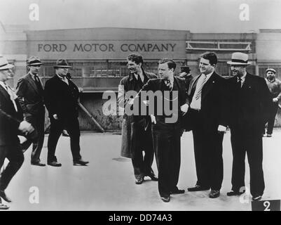 Schlacht von der Überführung im Ford River Rouge Werk. Ford Schläger vs. UAW. Mai 1937. United Auto Workers Führer, Walter Reuther (5. Stockfoto