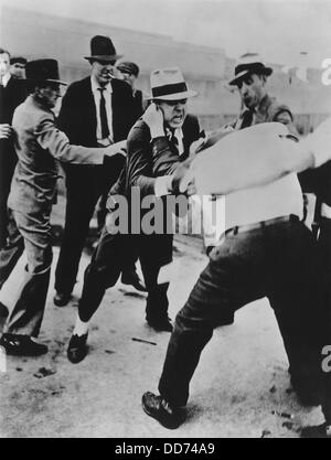 Schlacht von der Überführung im Ford River Rouge Werk. Ford Schläger vs. UAW. Mai 1937. Richard Frankenstein widersteht, wie er von geschlagen wird Stockfoto