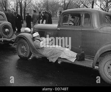 Seeleute Protest gegen die Copeland Sicherheit auf See. 18. Januar 1937. Ein Stürmer nimmt ein Nickerchen auf einem Auto-Trittbrett wie seine Stockfoto