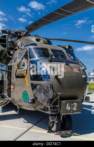 Deutschland, Laupheim, CH-53-Hubschrauber im ISAF-Konfiguration mit Motor Luft Partikel Separatoren und Maschinengewehr Stockfoto