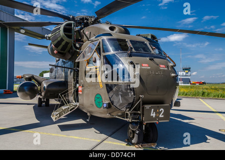 Deutschland, Laupheim, CH-53-Hubschrauber im ISAF-Konfiguration mit Motor Luft Partikel Separatoren und Maschinengewehr Stockfoto