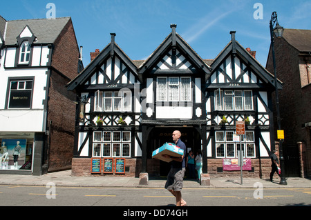 Lieferung Mann, The Queens Head Pub, Foregate Street, Chester, Cheshire, UK Stockfoto