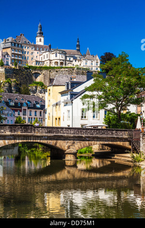 Blick auf die mittelalterliche Ville Haute aus dem Fluss Alzette im Grund Viertel von Luxemburg-Stadt. Stockfoto