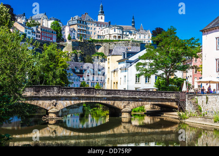 Blick auf die mittelalterliche Ville Haute aus dem Fluss Alzette im Grund Viertel von Luxemburg-Stadt. Stockfoto