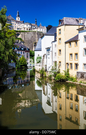 Blick auf die mittelalterliche Ville Haute aus dem Fluss Alzette im Grund Viertel von Luxemburg-Stadt. Stockfoto