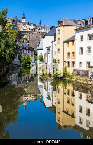 Blick auf die mittelalterliche Ville Haute aus dem Fluss Alzette im Grund Viertel von Luxemburg-Stadt. Stockfoto