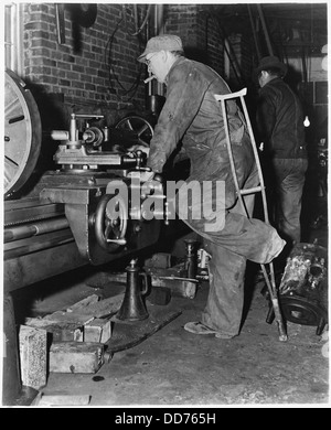 Ein Mann arbeitet an der 24-Zoll-Drehbank im Shenandoah Valley, Virginia. --196430 Stockfoto