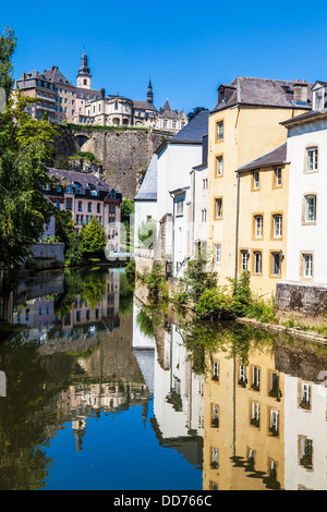 Blick auf die mittelalterliche Ville Haute aus dem Fluss Alzette im Grund Viertel von Luxemburg-Stadt. Stockfoto