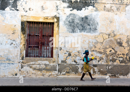 Mosambik, Provinz Nampula, Ilha de Moçambique, Frau zu Fuß in Stone Town. Stockfoto