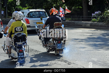 Abgase aus einen Roller mit MOD Nummernschild verursacht die Luftverschmutzung im Verkehr Brighton UK Stockfoto