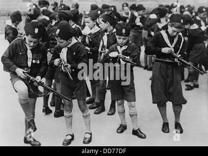 Jungs von der Balilla, einer faschistischen Jugendgruppe lernen kleine Gewehre geladen. Rom, Italien, 1930er Jahre. (BSLOC 2013 9 130) Stockfoto
