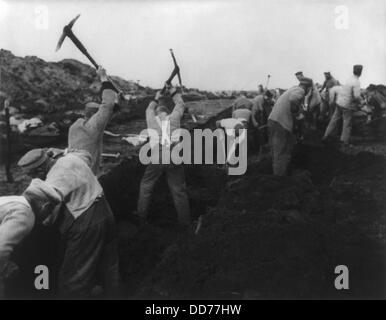 Deutsche politische Gefangene in harter Arbeit im Jahre 1935. In ein sibirisches Arbeitslager im Emsland Deutschlands, Gefangene mit Tipps und Stockfoto