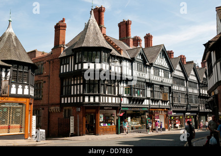 Leitung der Geschäfte in St Werburgh Street, Chester, UK Stockfoto