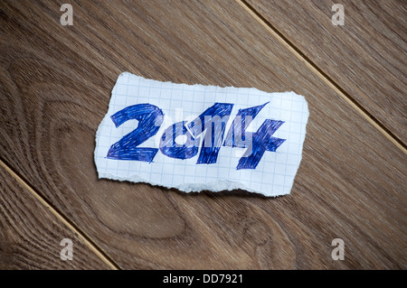 Neujahr auf Blatt Papier, auf Holz Hintergrund geschrieben. Stockfoto