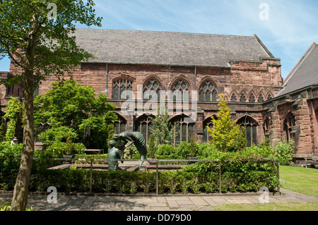 Kreuzgang Garth mit Skulptur "Das Wasser des Lebens" von Stephen Broadbent, Chester Cathedral, Chester, UK Stockfoto