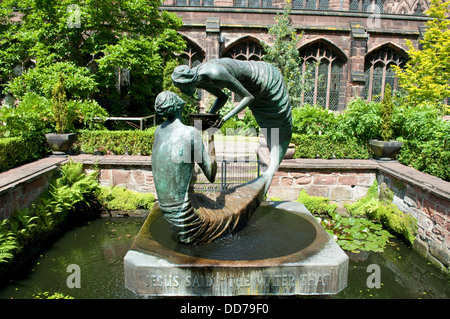 Kreuzgang Garth mit Skulptur "Das Wasser des Lebens" von Stephen Broadbent, Chester Cathedral, Chester, UK Stockfoto