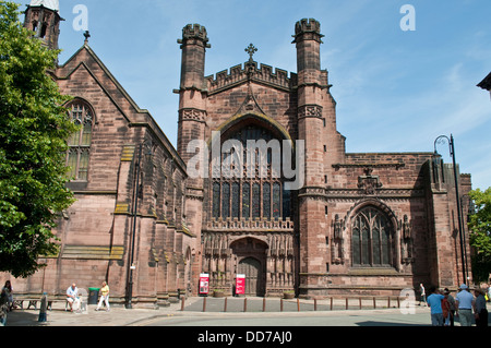 Chester Cathedral, die Westfassade mit eingelassenen senkrechte Fenster und Portal, Chester, UK Stockfoto