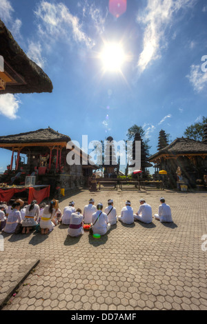 Indonesien, Menschen beten in Pura Ulun Danu Batur Tempel im Dorf Batur Stockfoto